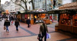 More shoppers hit high streets and retail parks for late Christmas purchases