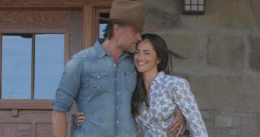 Minka Kelly as Quinn and Josh Duhamel as Staten in Episode 101 of Ransom Canyon