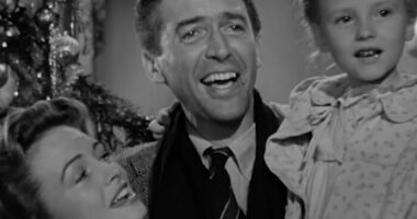 “So Confused”: Amazon Prime Slammed For Cutting A Crucial Scene From A Beloved Christmas Classic