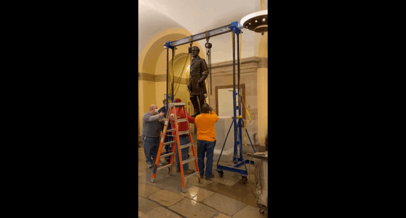 statue of Robert E. Lee