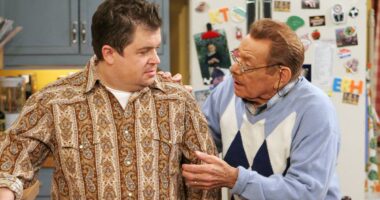This Awful 200+ Episode Sitcom Is Weirdly Topping the Streaming Charts Right Now