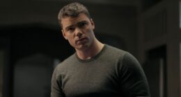 Bridgerton. (L to R) Yerin Ha as Sophie Baek, Luke Thompson as Benedict Bridgerton in episode 401 of Bridgerton