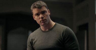 Bridgerton. (L to R) Yerin Ha as Sophie Baek, Luke Thompson as Benedict Bridgerton in episode 401 of Bridgerton