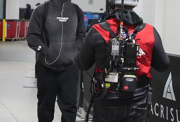 Pittsburgh Steelers quarterback Aaron Rodgers arrives before Monday's wild-card game