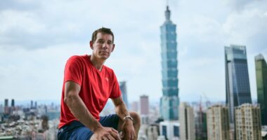 Alex Honnold live updates: How to watch Skyscraper Live on Netflix