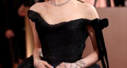 Ariana Grande has sent fans into a frenzy as she debuted a new hairstyle on the red carpet at the Golden Globes, bringing back one of her iconic old looks