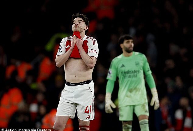 Arsenal suffered another disappointing result on Sunday, losing 3-2 at home to a resurgent Manchester United