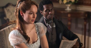 Bridgerton. (L to R) Victor Alli as John Stirling, Hannah Dodd as Francesca Bridgerton in episode 404 of Bridgerton