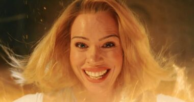 Controversial Doctor Who Showrunner Reacts To Surprise Billie Piper Regeneration Twist