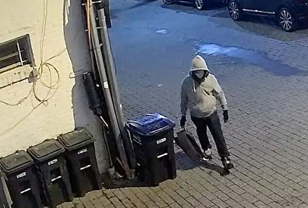 A man accused of planting pipe bombs outside the headquarters of both major political parties on the eve of January 6, 2021 could now walk free because of a procedural misstep