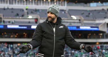 Eagles Bring Back Versatile TE Jaheim Bell