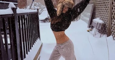 Emily Ratajkowski braved the freezing temperatures and blizzard in a cropped sweatshirt