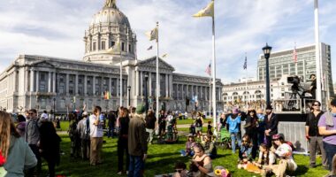 Thousands of fans celebrate life of legendary Grateful Dead guitarist Bob Weir in San Francisco