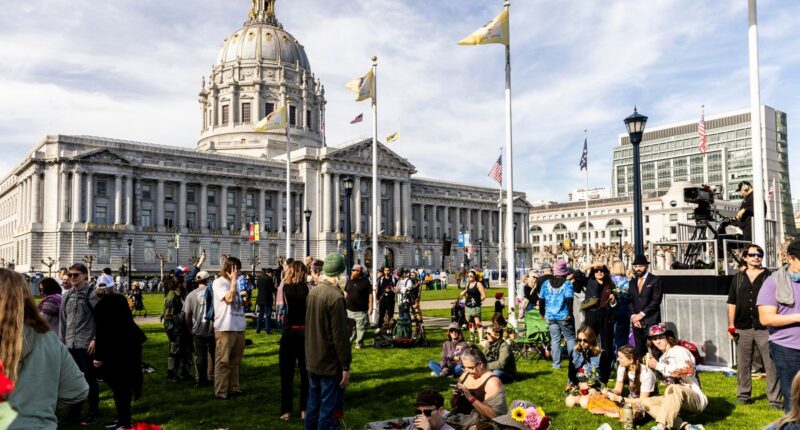 Thousands of fans celebrate life of legendary Grateful Dead guitarist Bob Weir in San Francisco