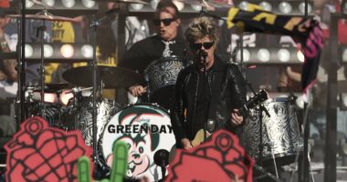 Super Bowl LX live: Seahawks-Patriots updates, Bad Bunny's halftime show and all the celebs in San Francisco