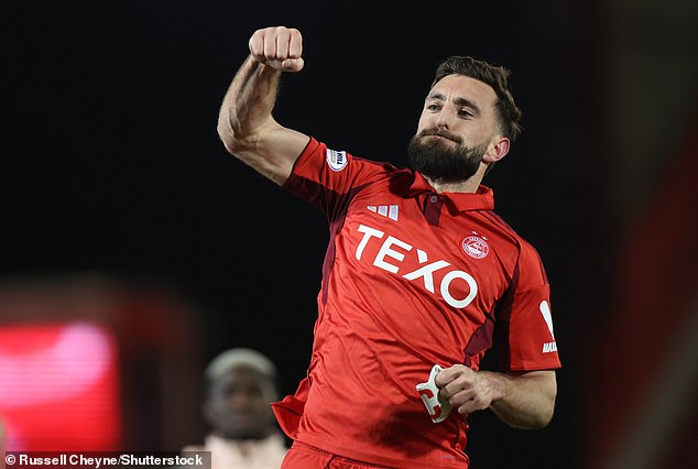 Aberdeen skipper Graeme Shinnie celebrates an important win for the cup holders