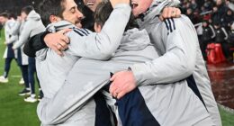 Mikel Arteta and the Arsenal staff celebrate their 4-2 aggregate victory over Chelsea