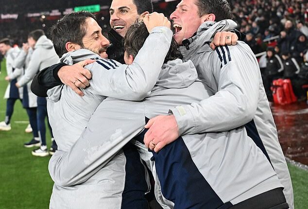 Mikel Arteta and the Arsenal staff celebrate their 4-2 aggregate victory over Chelsea