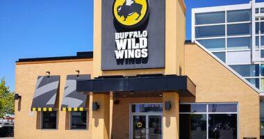 A Buffalo Wild Wings customer from Illinois has a bone to pick with the casual dining chain