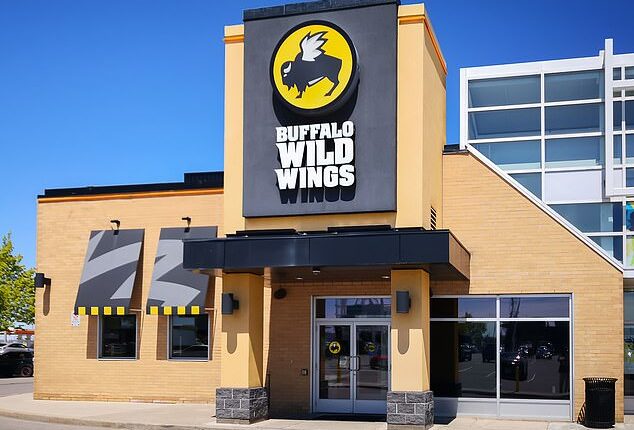 A Buffalo Wild Wings customer from Illinois has a bone to pick with the casual dining chain