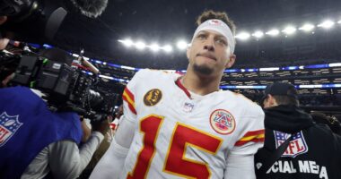 Chiefs QB Patrick Mahomes Reacts to USA Hockey News