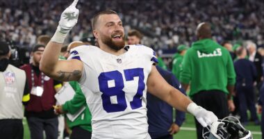 Cowbys TE Jake Ferguson's Fiancee On SI Swimsuit Issue Cover