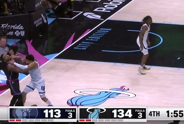 While Scotty Pippen Jr's teammates played on, he charged at Miami´s Myron Gardner