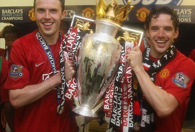 Owen Hargreaves (right) offers a compelling insight into his old team-mate Michael Carrick (left)