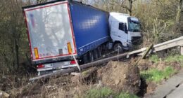 M25 lorry crash takes out power lines and sparks traffic chaos