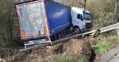 M25 lorry crash takes out power lines and sparks traffic chaos