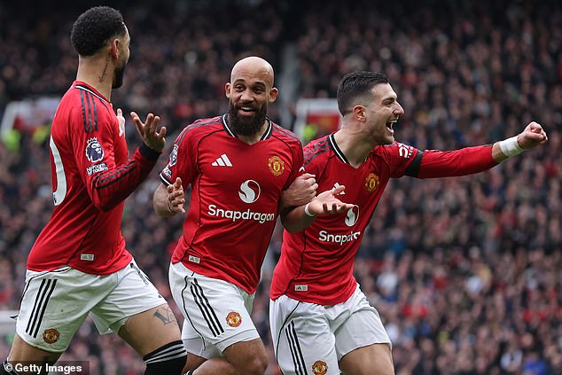 Manchester United brushed aside Tottenham Hotspur to make it four league wins in a row