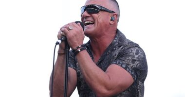 Shannon Noll flaunted a freshly shorn head on Sunday when he entertained soccer fans in Newcastle. The Australian Idol star, 50, took to centre field at McDonald Jones Stadium for the Newcastle Jets' clash with Macarthur FC