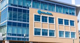 Snowflake’s stock dips as the software company gives a mixed outlook