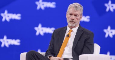 Strategy shows no fear — it keeps adding to a losing bitcoin position as prices drop