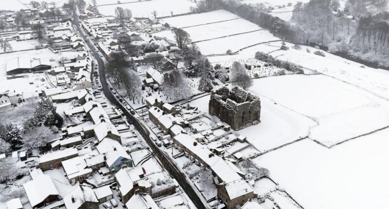 UK braced for heavy snow and flood risk this weekend