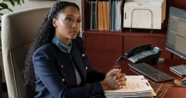 Yaya DaCosta as Andrea Freemann, Manuel Garcia-Rulfo as Mickey Haller in episode 303 of The Lincoln Lawyer