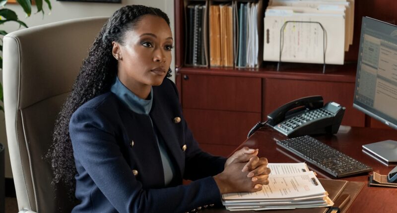 Yaya DaCosta as Andrea Freemann, Manuel Garcia-Rulfo as Mickey Haller in episode 303 of The Lincoln Lawyer