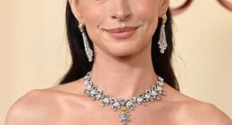 Anne Hathaway commanded attention for her smooth and radiantly youthful complexion as she hit the red carpet at the Oscars