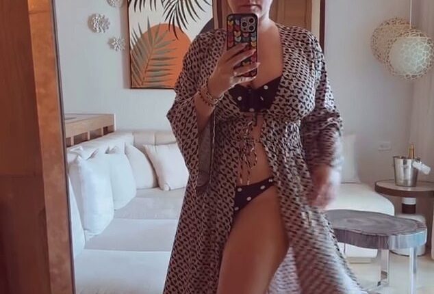 Kelly Brook looked sensational as she soaked up the sun amid her romantic Jamaican getaway with husband Jeremy Parisi on Monday