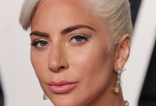 Lady Gaga's necklace featured over 100 carats of white diamonds, decorated in different sizes around the neck, and a giant yellow diamond hanging at the center