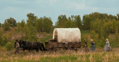 Little House on the Prairie. (L to R) Luke Bracey as Charles Ingalls, Alice Halsey as Laura Ingalls, Skywalker Hughes as Mary Ingalls, Crosby Fitzgerald as Caroline Ingalls in episode 101 of Little House on the Prairie