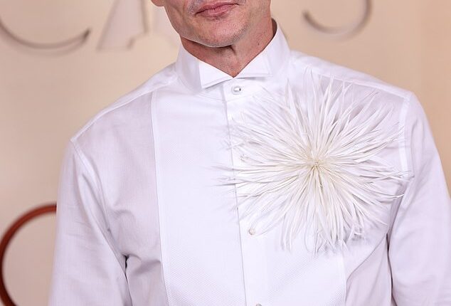 Pedro Pascal has sparked concern amongst fans as he debuted a shocking new look at the 2026 Oscars