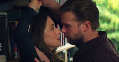 Rachel Weisz Is Pitch-Perfect in a Netflix Miniseries That Can't Fully Match Her Freak