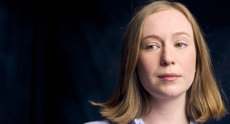 Seekers of Infinite Love: Hannah Einbinder and Justin Theroux Talk Cults and Uncomfortable Touching