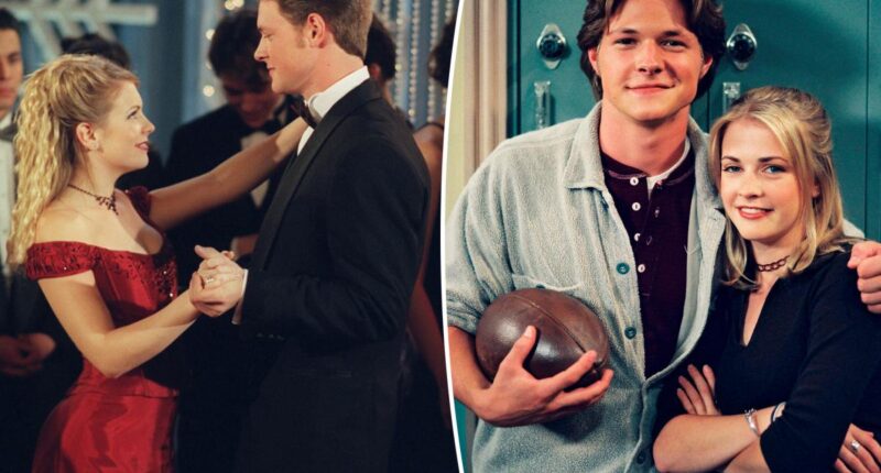 '90s teen heartthrob unrecognizable as he reunites with TV show co-stars