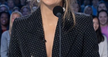 Carrie Underwood brushed off the repeated booing she has received from the American Idol audience as a judge this season