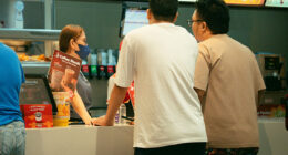 Entitled Mom Assumes Random Guy Will Just Buy Her Kids Food Because She’s A Single Mom