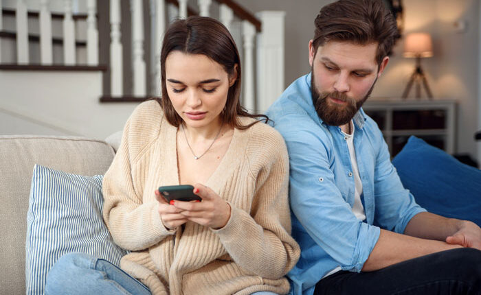 GF Confused After BF Suddenly Finds Her Connection With Male Bestie Problematic, Folks Say “End It”