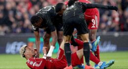 Hugo Ekitike went down with what appears to be a serious injury against PSG