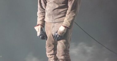 Kanye West ¿s long-awaited return to Los Angeles on Wednesday night was marred by a shocking outburst at his production team, after a pyrotechnic and lighting fail sent the rapper into a fiery rage